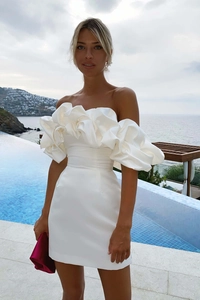 Détail de la robe courte blanche à épaules dénudées avec volants et coupe ajustée