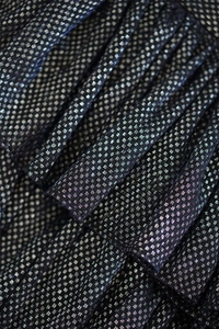 Gros plan d'un tissu plissé sombre avec des paillettes scintillantes pour robe gothique