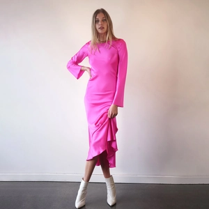 Robe sirène élégante en satin rose avec manches longues et col rond pour femme