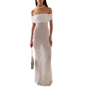 Robe de soirée élégante blanche à sequins, épaules dénudées, coupe ajustée et silhouette longue