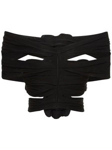 Détail du haut court noir à épaules dénudées avec tissu froncé et découpes élégantes