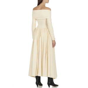 Robe longue élégante à manches longues et épaules dénudées avec plis et coupe ajustée