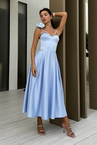 Dettaglio dell'abito midi in raso azzurro con fiore 3D e corpetto a corsetto