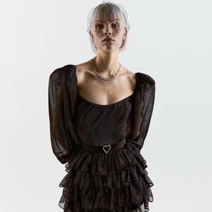 Robe courte en tulle noir avec manches bouffantes, ceinture cœur et jupe à volants