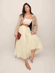 Jupe élégante en tulle crème à taille haute avec plusieurs couches de maille et bande satinée