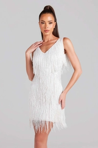 Gros plan détaillé des franges blanches et des paillettes scintillantes sur cette robe de fête