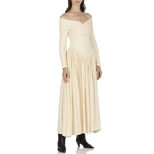 Robe longue élégante crème avec épaules dénudées et design croisé plissé à la poitrine