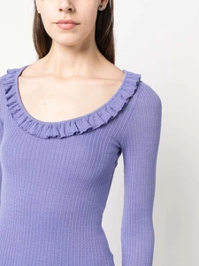 Détail d'une robe en maille violette côtelée avec encolure ronde à volants et manches