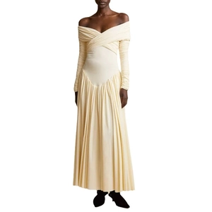 Élégante robe longue à manches longues et épaules dénudées blanc crème avec détail croisé