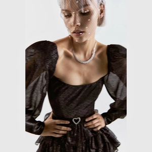 Robe gothique à manches bouffantes, tissu pailleté noir et boucle cœur en strass