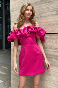 Détail de l'encolure à volants épaules dénudées sur robe courte rose fuchsia