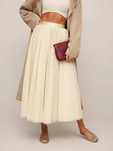 Détail d'une jupe mi-longue élégante en tulle crème avec taille en soie fluide