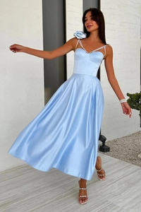 Dettaglio dell'abito in raso azzurro con corpetto a corsetto e decorazioni floreali