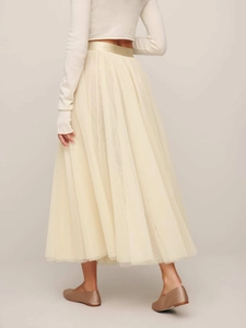 Détail d'une jupe longue en tulle crème multicouche avec ceinture en satin assortie