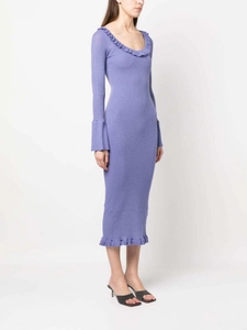 Détail de robe en maille lavande avec bords à volants élégants et texture côtelée