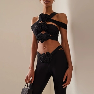 Top sexy noir à épaules dénudées avec fleurs 3D et bretelles découpées ajustées