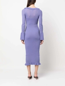 Détail de l'arrière d'une robe en maille violette ajustée avec ourlet à volants et manches