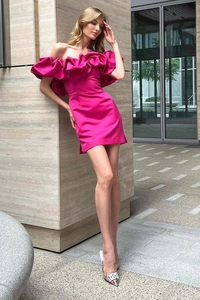Détail de l'encolure à volants d'une robe de cocktail moulante fuchsia chic