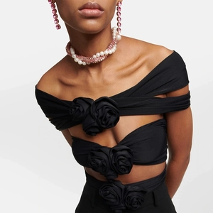 Parure boucles d'oreilles cristal rose et collier perles sur haut à fleurs chic