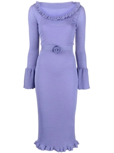Détail de la maille et col à volants d'une robe moulante violette à manches évasées