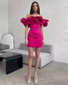 Détail de l'encolure à volants épaules dénudées sur une robe courte en satin rose vif