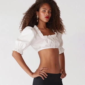 Haut court blanc à manches bouffantes avec boutons de style champêtre français