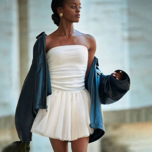 Elegant white strapless party dress with a layered mesh tulle skirt for women