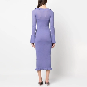 Robe longue en maille violette ajustée avec bords à volants et manches évasées vue de dos