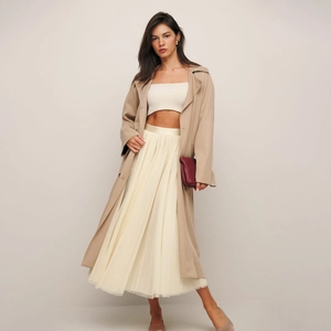 Tenue d'automne élégante pour femme avec trench-coat kaki et jupe en tulle plissée multicouche