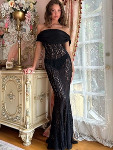 Détails de la dentelle florale et de l'encolure bateau sur la robe sirène noire chic