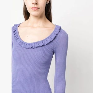 Robe en tricot violette ajustée avec col rond à volants et manches longues élégantes