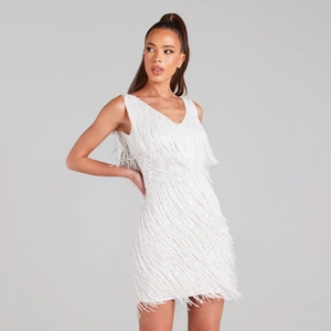 Robe mini blanche sans manches à col en V avec des paillettes et des franges fluides