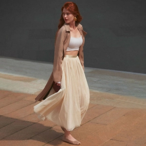 Tenue élégante avec manteau long marron, haut blanc et jupe longue en tulle crème
