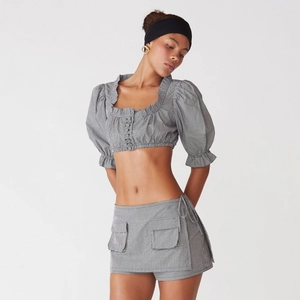 Ensemble vichy noir et blanc avec crop top à manches bouffantes et mini-jupe assortie