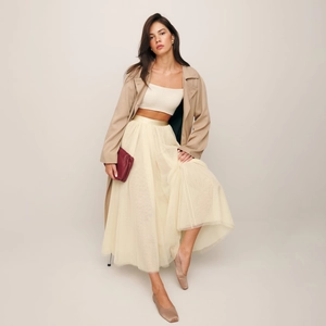 Élégant trench-coat beige avec jupe midi en tulle crème pour la mode d'automne