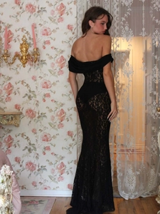 Détail de la robe de soirée en dentelle noire à épaules dénudées avec silhouette sirène vintage