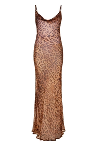 Dettaglio dell'abito lungo leopardato con scollo a cappuccio e spalline sottili