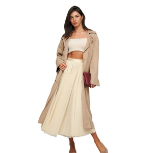 Jupe mi-longue élégante en tulle plissé avec trench-coat kaki et haut court blanc chic