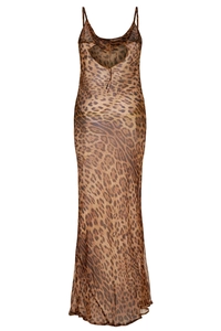 Dettaglio dello scollo a V profondo e della stampa leopardata su questo abito lungo sexy