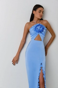 Détail d'une robe en satin bleu clair avec fleur 3D et découpe à la taille