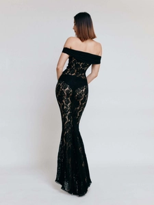 Détail du tissu en dentelle florale noire élégante et du dos transparent de la robe de soirée