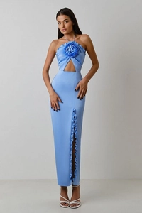 Détail de robe licou bleu clair avec fleurs 3D, découpe et fente latérale à volants
