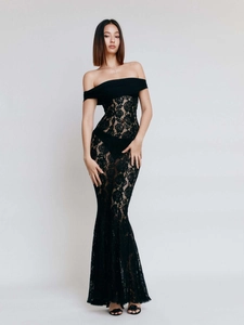 Détail de la robe sirène noire en dentelle à épaules dénudées et motifs floraux