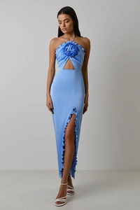 Détail de la robe licou bleu clair avec fleurs 3D et fente latérale élégante
