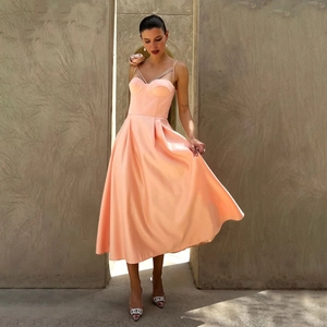 Elegante abito midi in raso color pesca con corpetto a corsetto e dettaglio floreale in 3D