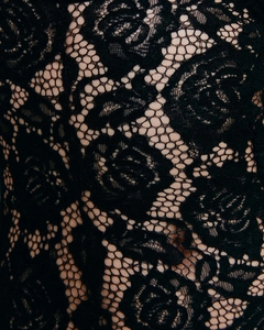 Gros plan de la dentelle noire à motif floral avec une texture en maille ajourée