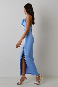 Détail de la robe maxi licou bleu clair avec fleur 3D et fente latérale à volants