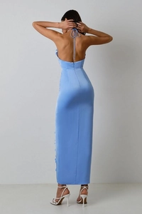 Détail d'une robe dos nu en satin bleu clair avec licou et boutons latéraux