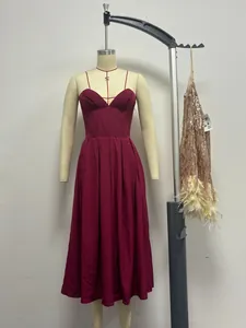 Détail de robe bustier bordeaux avec baleines et franges à paillettes dorées