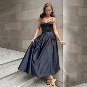 Elegante abito da sera in raso nero con fiore 3D e corpetto con cinturini multipli